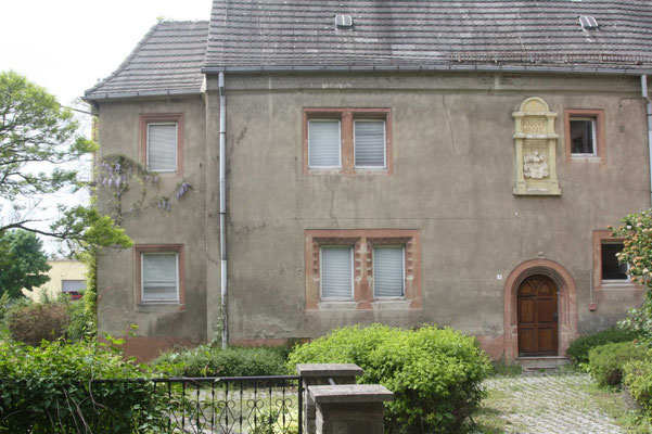 Portal mit Wappen, r. Erker