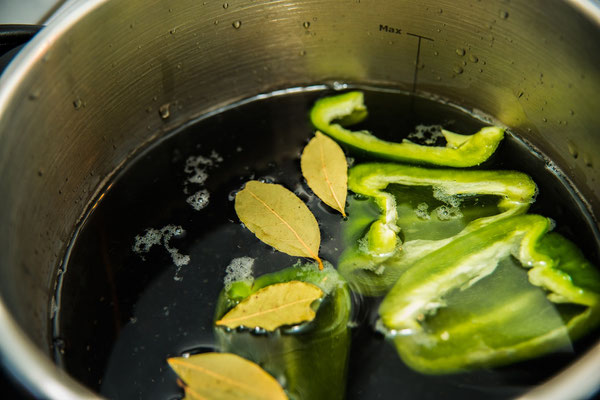 Die frijoles negros werden mit grüner Paprika und Lorbeerblättern gewürzt.