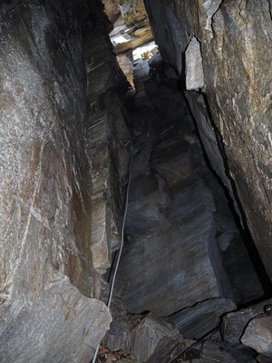 TI 73 Grotta dei Monti o Frigna di Golasecca, pozzo d'ingresso