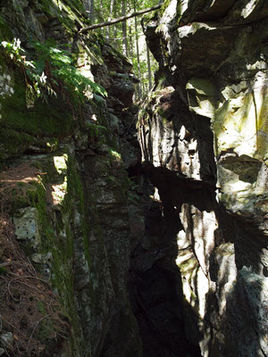 TI 284 Grotta Bosco di Rima, frattura adiacente l'ingresso