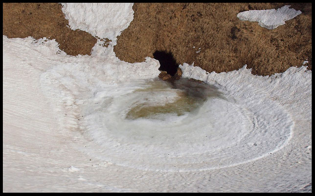 La dolina raccoglie le acque di scioglimento del manto nevoso