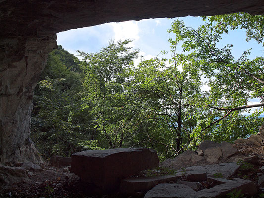 Grotta della Corte di Genova: portale d'ingresso