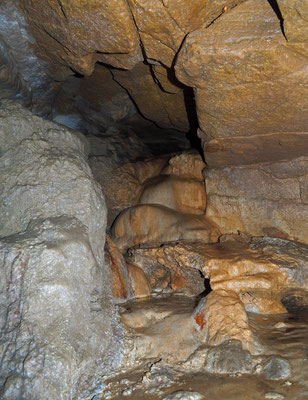 Grotta a Est del Riparo in Val d'Urio