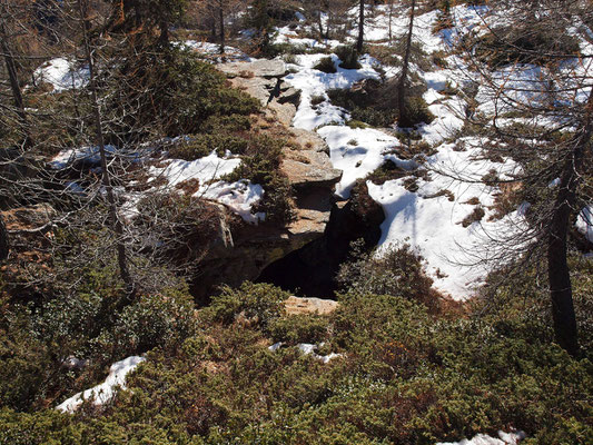 TI 330 Grotta Presso l’Alpe di Cava, ingresso