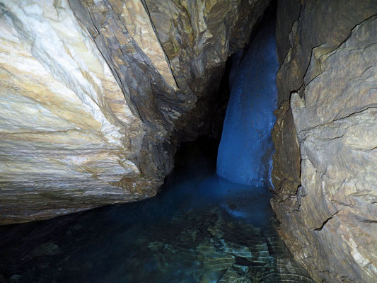La Fregia (Caverna a SE della B11): specchio d'acqua interno con colata di ghiaccio