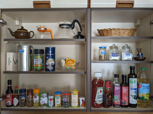 Der Gewürzschrank mit Ölen, Soßen und Kaffee sowie Tees steht Dir zur freien Verfügung.