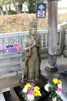 Buddhastatue im Taishakuten Tempel.