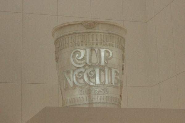 Der große CupNooodles-Becher im Foyer des Museums