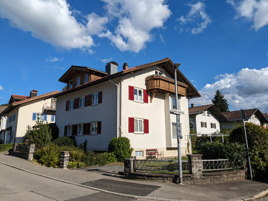 2 Parkmöglichkeiten auf dem Grundstück neben dem Haus.