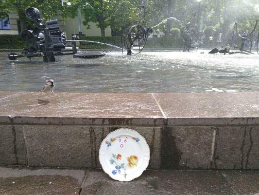 Das Wetter ist angenehm sonnig und warm. Da tut es gut, am Tingueley-Brunnen eine Abkühlung zu bekommen. 