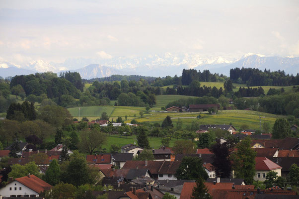 Blick vom "Heiligen Berg" auf Erling, unser Dorf und in die Landschaft - mit Glück bis zu den Alpen