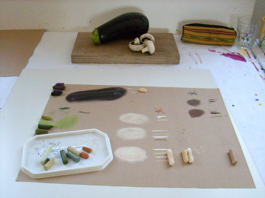 Stillleben-Studie mit Pastellkreiden (Hier: während der Grundausbildung Malerei)