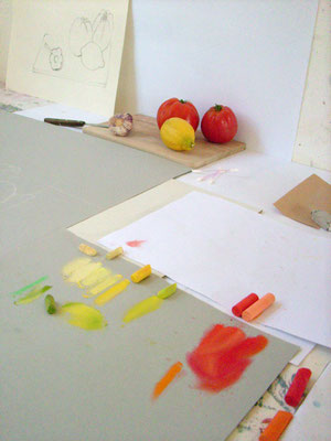 Stillleben-Studie mit Pastellkreiden (Hier: testen der Farben)