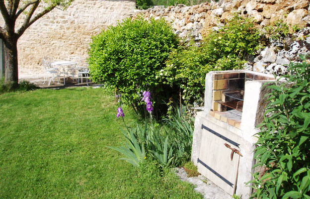 Barbecue dans le jardin privatif.