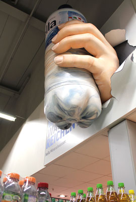 Hella, Metallplatte, Styroporhand, Holzflasche