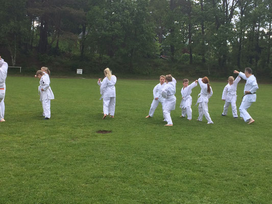 Karate Kids stellen die Karate Grundschule vor.