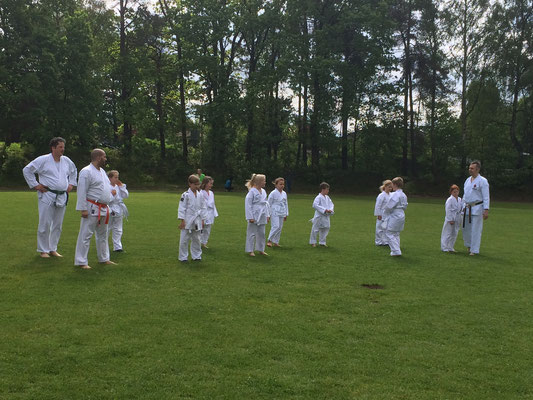 Karate Kids stellen die Karate Grundschule vor.