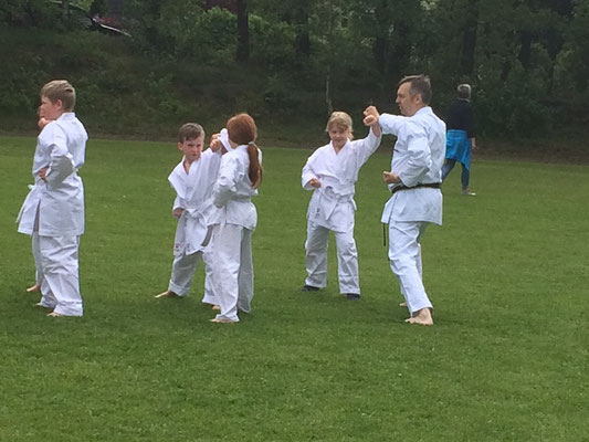 Karate Kids stellen die Karate Grundschule vor.