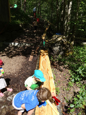 Wasserspiel für die Kinder erstellt von grossen (Kindern)