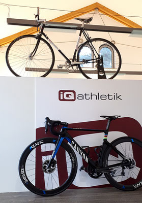 Zeitreise im Trainingsinstitut iQ athletik: ein fast schon historisches und umlackiertes Pinarello Rennrad trifft auf das neue Canyon Aeroad CF SLX