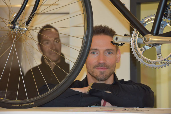 Radfahrer im Fokus der Linse: Andreas Wagner (Mitbegründer von iQ athletik) und Erik Zabel (Teil der Bilderausstellung)