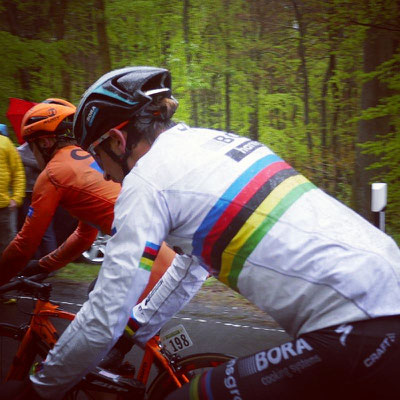 Peter Sagan mit Regenbogentrikot im Dauerregen