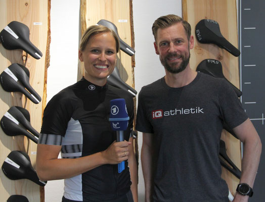 Die sympathische wie sportliche Moderatorin des hr-fernsehen Christiane Schwalm im Gespräch mit Fitting- und Radsportexperte Sebastian Mühlenhoff von iQ athletik.