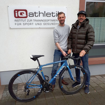 Sebastian Mühlenhoff von iQ athletik, der Ironman-Weltmeister Patrick Lange und sein schnelles Arbeitsgerät von Canyon