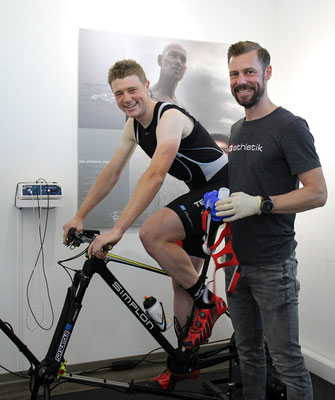 Der Elite-Mountainbiker Fabian Ziegler und der Leistungsdiagnostiker Sebastian Mühlenhoff von iQ athletik