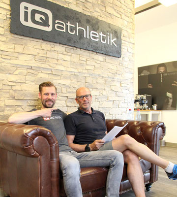 Leistungsdiagnostiker Sebastian Mühlenhoff von iQ athletik und der ehemalige Rad- und Triathlonprofi Kai Hundertmarck im Trainingsinstitut iQ athletik