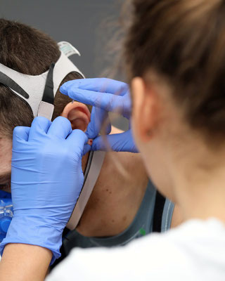 Entnahme eines Bluttropfen am Ohr zur Laktatdiagnostik (Foto: Rainer Kraus)