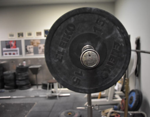 Bestes wie legendäres Equipment für das Langhanteltraining stand in den Räumen des Athletik Sport Clubs Zeilsheim 06 für die Teilnehmer bereit