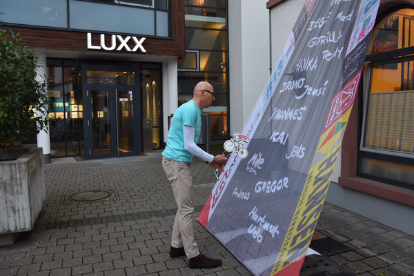 Die Außenfassade wurde wurde zur spielerischen Rennstrecke (Vielen Dank an Hansen Werbetechnik!)