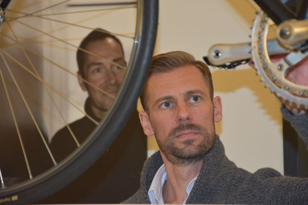 Radfahrer im Profil: Sebastian Mühlenhoff (Mitbegründer von iQ athletik) und Erik Zabel (Teil der Bilderausstellung)