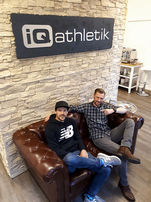 Nach getaner Arbeit: Der Top-Triathlet Patrick Lange (links) und der Diagnostikexperte Sebastian Mühlenhoff auf der kultigen iQ athletik Couch