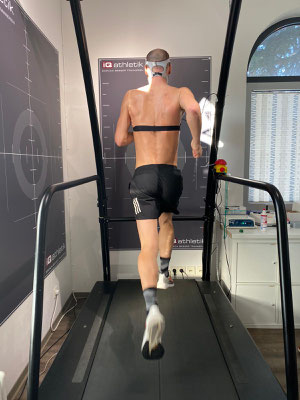 Läuft! Patrick Lange auf dem Laufband im Trainingsinstitut iQ athletik