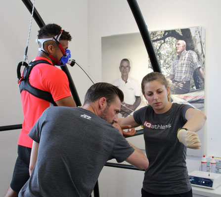 Spieler des SV Wehen Wiesbaden und das Team von iQ athletik bei der Leistungsdiagnostik