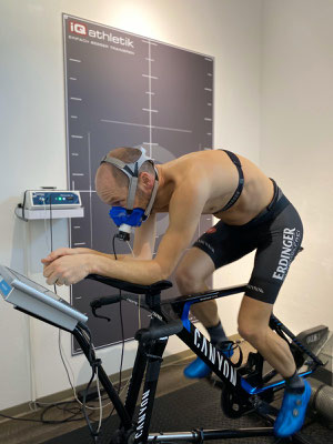 Der Ironman-Doppelweltmeister Patrick Lange bei der Leistungsdiagnostik auf dem Fahrradergometer 