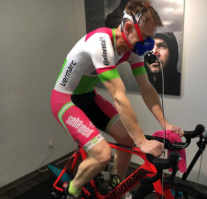 Spiroergometrie auf dem Fahrradergometer mit dem Sebamed Racing Team