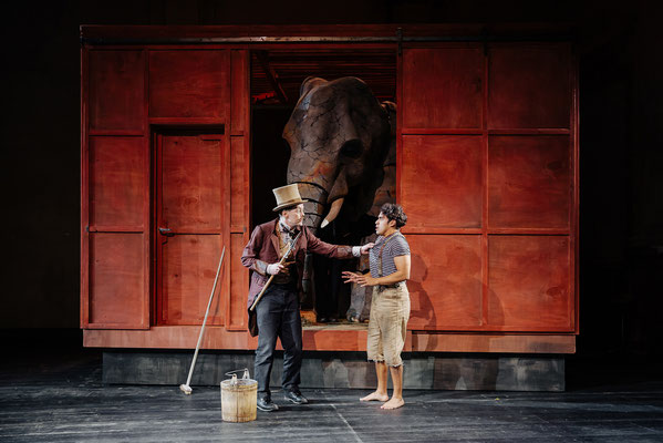 Wie versteckt man einen Elefanten? (Khush (HR) als Puppenspieler) © Ruiz Cruz