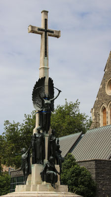 .. das Turmkreuz hat man z.Zt neben der Ruine "geparkt".