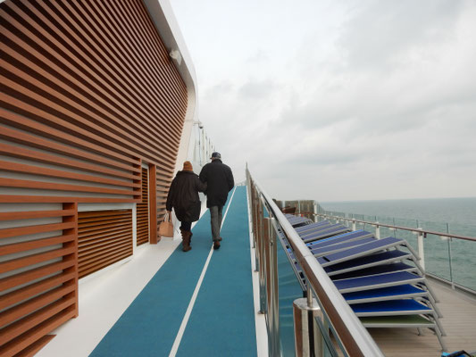 Joggingstrecke über 2 Decks, eine Runde = 438m inkl. Steigung von 6,7°