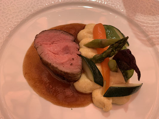 Kalbsfilet an Kartoffelschaum und gebratenem Gemüse 