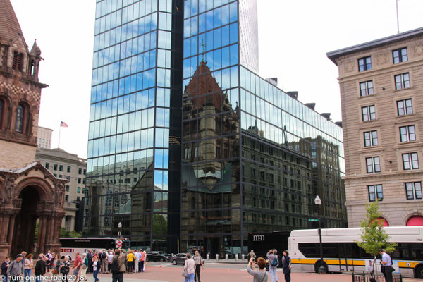 John Hancock Tower mit sich spiegelnder Trinity Church