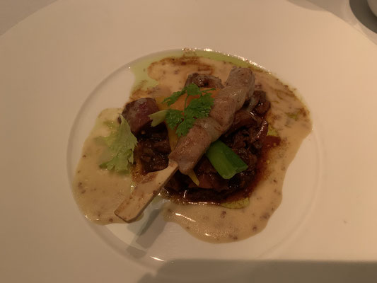 Konfiertes Kaninchen mit geschmorten Möhren, Lauchzwiebeln auf einer feinen Senfsauce