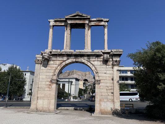 Hadrian Gate mit Blick durch den Torbogen auf die Akropolis