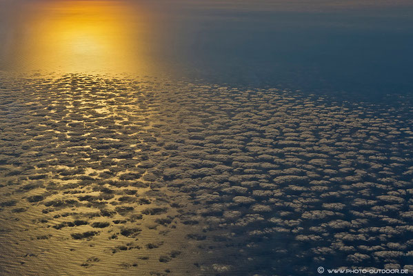 Sonne-Wolken-Spiel über dem Meer