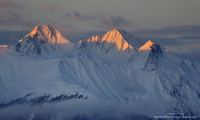 Bergspitzen im Licht an der Tagesgrenze