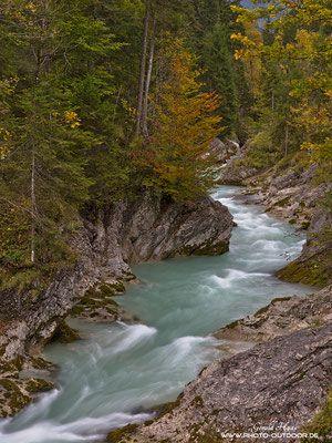 Ein Flussabschnitt im Karwendel zeigt sich im Herbst in den schönsten Farben.