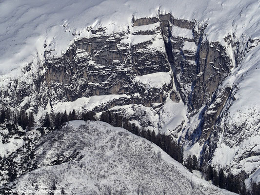 Interessante Strukturen in verschneiten Gebirge.